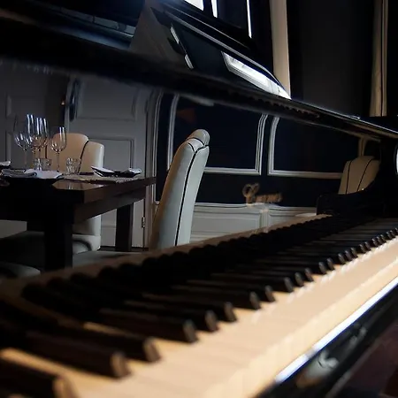 Maison De Plumes Bed & Breakfast 4*