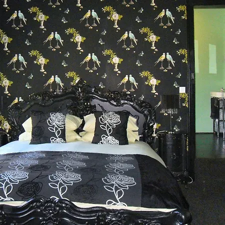 Maison De Plumes Bed & Breakfast 4*