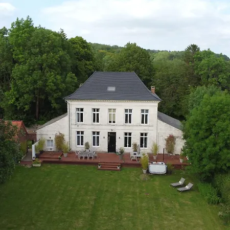 Maison De Plumes Bed & Breakfast 4*