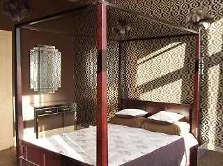 Maison De Plumes Bed & Breakfast