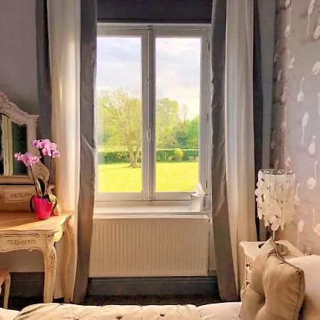 Maison De Plumes Bed & Breakfast